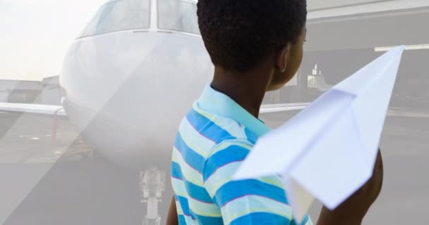 Animace Šťastného Afrického Amerického Chlapce Který Hraje Papírovým Letadlem Nad — Stock video