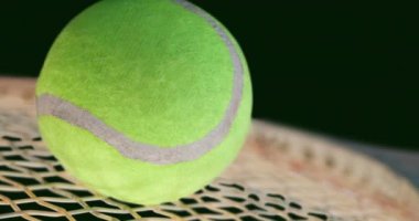 Roketin üzerindeki tenis topunun animasyonu. profesyonel tenis eğitimi ve spor konsepti dijital olarak üretilen video.