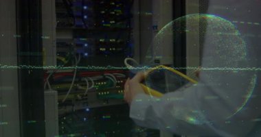 Bilgisayar sunucu odasındaki bir mühendisin orta bölümündeki veri işleme ve küreye karşı. küresel ağ ve siber güvenlik teknolojisi kavramı