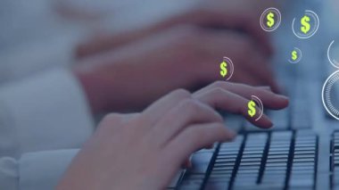 Birden fazla yuvarlak tarayıcıdaki dolar sembolü bilgisayar kullanan insanların eline karşı. küresel finans ve iş teknolojisi kavramı