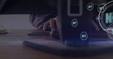 Birden fazla yuvarlak tarayıcıdaki Nft metni bilgisayar kullanarak insan eli kapatmaya karşı. Kripto sanatı ve iş teknolojisi kavramı