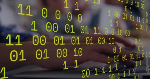 Processamento Dados Codificação Binária Contra Close Mãos Pessoa Usando Laptop — Vídeo de Stock