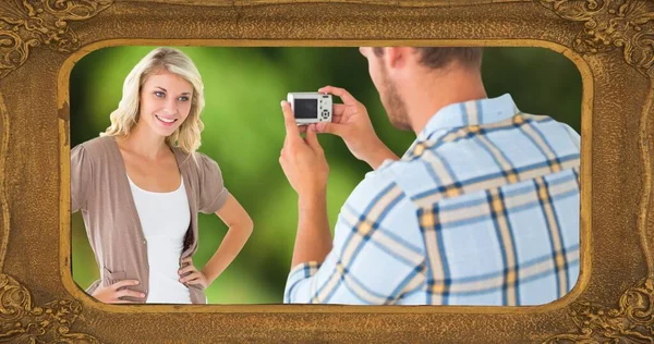 Kompozycja Klatki Białego Mężczyzny Fotografującego Uśmiechniętą Młodą Kobietę Aparatem Cyfrowym — Zdjęcie stockowe