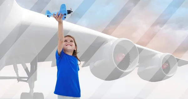 Imagem Múltipla Avião Voando Contra Céu Nublado Caucasiano Menina Feliz — Fotografia de Stock