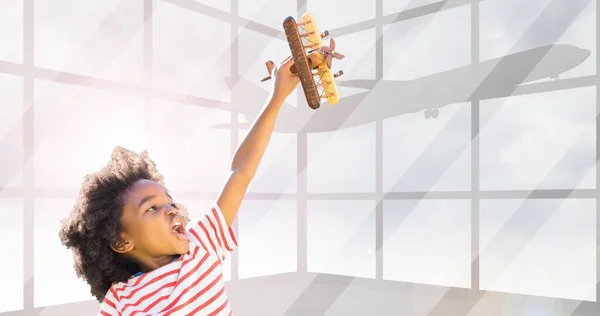 アフリカ系アメリカ人の少年がおもちゃの飛行機や飛行機を窓から見た複数のイメージ デジタル コンポジット 子供時代 想像力 愛国心 お祝いと意識 — ストック写真