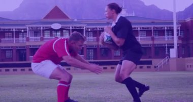 Rugby sahasındaki çeşitli rugby oyuncuları üzerinde parlayan ışıkların animasyonu. ragbi, spor ve yarışma konsepti dijital olarak oluşturulmuş video.