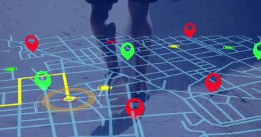 Kılavuz, Afrika kökenli Amerikalı bir adama karşı navigasyon haritası şeması üzerinde çalışıyor. gps ve navigasyon kavramı