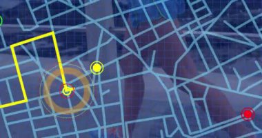 Gezinti güvertesinde koşan Kafkas formda bir kadına karşı yön haritası şeması. gps ve navigasyon kavramı