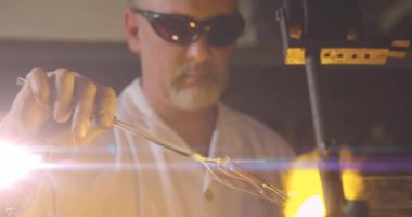 Beyaz adamın atölyede çalışması üzerine parlayan ışığın animasyonu. İşçi Bayramı, iş, işçiler, gelenek ve dijital olarak üretilen video konsepti.