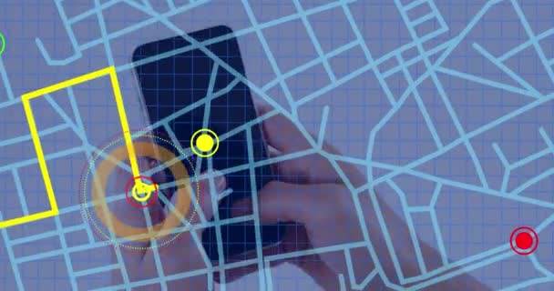 Схема Навігаційної Карти Проти Крупним Планом Руки Людини Допомогою Смартфона — стокове відео