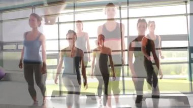 Sınıfta açık salonda egzersiz yapan farklı kadınların animasyonu. spor, egzersiz ve sağlıklı yaşam biçimi konsepti dijital olarak oluşturulmuş video.