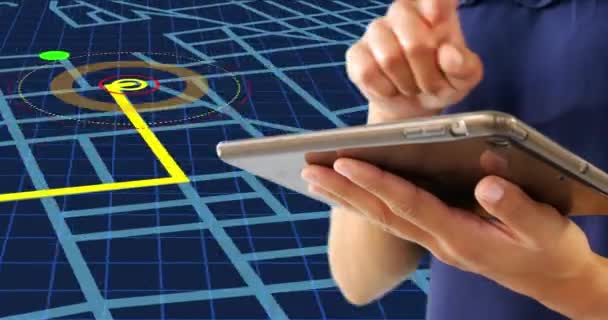 在蓝色背景上使用数字平板与导航地图线方案的妇女的中间部分 Gps和导航概念 — 图库视频影像