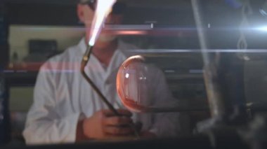 Fabrikada çalışan alevli meşale kullanan beyaz bir adamın üzerinde parlayan ışığın animasyonu. İşçi Bayramı, iş, işçiler, kutlama ve gelenek konsepti dijital olarak oluşturulmuş video.