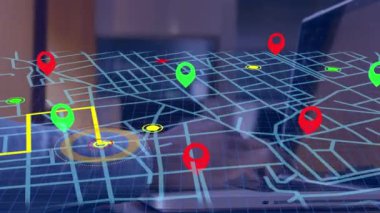 Navigator, dizüstü bilgisayar kullanan bir adamın orta kısmına karşı navigasyon haritası şeması üzerinde pim kuruyor. gps ve navigasyon kavramı