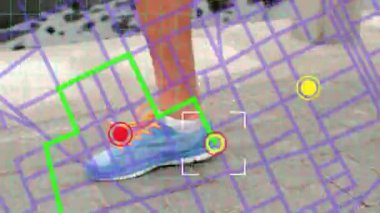 Gezinti güvertesinde koşan bir kadının alçak kesiminin yön haritası şeması. gps ve navigasyon kavramı
