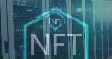 Sunucu odasında Nft metninin canlandırması. küresel iş, finans ve dijital arayüz kavramı dijital olarak oluşturulmuş video.