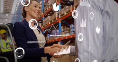 Çeşitli iş adamlarının el sıkışması üzerine veri işleme animasyonu. Ulusal tokalaşma günü, küresel iş ve dijital arayüz kavramı dijital olarak oluşturulmuş video.