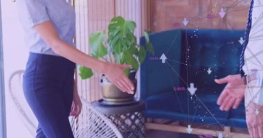 Çeşitli iş adamlarının el sıkışması üzerinden bağlantı ağının animasyonu. Ulusal tokalaşma günü, küresel iş ve dijital arayüz kavramı dijital olarak oluşturulmuş video.