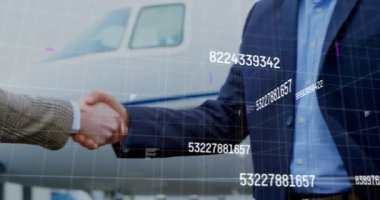 Çeşitli iş adamlarının el sıkışması üzerine veri işleme animasyonu. Ulusal tokalaşma günü, küresel iş ve dijital arayüz kavramı dijital olarak oluşturulmuş video.