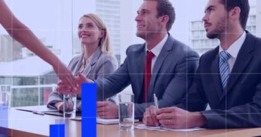 Çeşitli iş adamlarının el sıkışması üzerine veri işleme animasyonu. Ulusal tokalaşma günü, küresel iş ve dijital arayüz kavramı dijital olarak oluşturulmuş video.