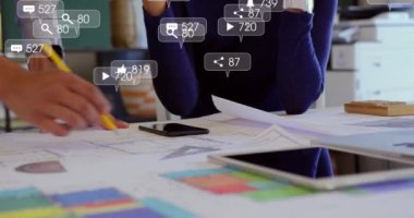 Çeşitli iş adamlarının el sıkışması üzerine artan sayılarla sosyal medya simgelerinin canlandırılması. Ulusal tokalaşma günü, küresel iş ve dijital arayüz kavramı dijital olarak oluşturulmuş video.