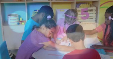 Çeşitli okul çocuklarının çizimleri üzerine yaratıcı metin olmanın animasyonu. çocuk sanatı haftası, eğitim ve dijital arayüz kavramı dijital olarak oluşturulmuş video.