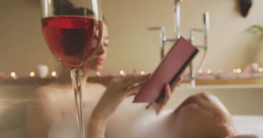 Kafkasyalı bir kadının şarapla banyo yapması üzerine ışık lekeleri. Ulusal rahatlama günü ve dijital olarak üretilen video konsepti.