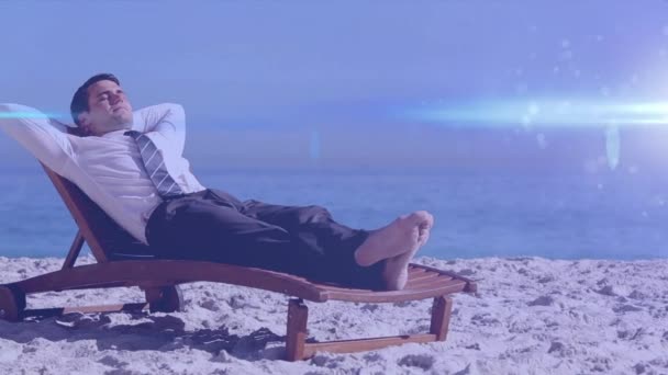 Κινούμενο Φως Κηλίδες Πάνω Καυκάσιος Επιχειρηματίας Που Βρίσκεται Στην Παραλία — Αρχείο Βίντεο