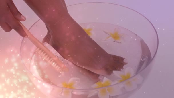 Анимация Светлых Пятен Над Африканской Американкой Моющей Ноги Национальный День — стоковое видео