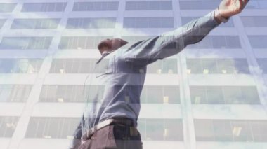 Afro-Amerikan bir adamın şehir manzarasına uzanmış kollarını canlandırması. Asla günden vazgeçme ve dijital olarak üretilen video konseptini kutla.