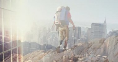 Engelli beyaz adamın kollarını açarak yürüyüş yaptığı şehir manzarasının animasyonu. Asla günden vazgeçme ve dijital olarak üretilen video konseptini kutla.