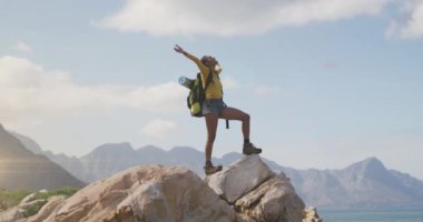 Afrika kökenli Amerikalı bir kadının kollarını uzatarak yürüyüş yaptığı animasyonlar. Asla günden vazgeçme ve dijital olarak üretilen video konseptini kutla.