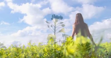 Kollarını açmış, beyaz bir kadının üzerindeki çayır animasyonu. Asla günden vazgeçme ve dijital olarak üretilen video konseptini kutla.