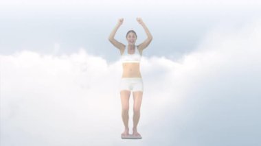 Gökyüzü animasyonu, kutlayan melez bir kadının bulutları üzerinde. Asla günden vazgeçme ve dijital olarak üretilen video konseptini kutla.