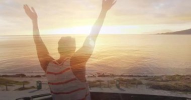 Kumsalda kollarını açmış beyaz kadın animasyonu. Asla günden vazgeçme ve dijital olarak üretilen video konseptini kutla.