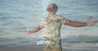 Kollarını açmış Afro-Amerikan bir adamın üzerinde deniz animasyonu. Asla günden vazgeçme ve dijital olarak üretilen video konseptini kutla.