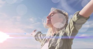 Kollarını açmış, beyaz bir kadının üzerinde hafif noktaların canlandırılması. Asla günden vazgeçme ve dijital olarak üretilen video konseptini kutla.