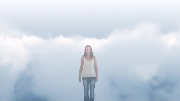Animacja Dwurasowej Kobiety Skaczącej Ramionami Rozciągniętymi Nad Niebem Chmurami Nigdy — Wideo stockowe