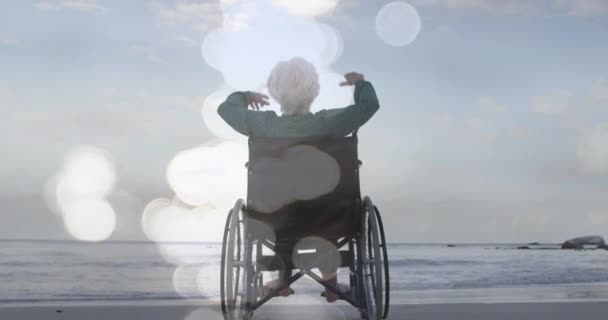 Animacja Plam Świetlnych Nad Niepełnosprawną Białą Kobietą Wyciągniętymi Ramionami Nigdy — Wideo stockowe