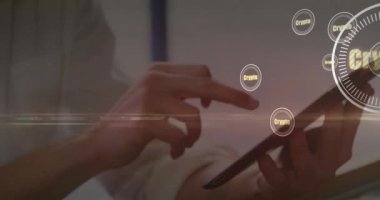 Tablet kullanan beyaz bir kadının elleri üzerinde kripto şeklinde daireler çizerek animasyon. dijital para, kripto para ve teknoloji konsepti dijital olarak oluşturulmuş video.