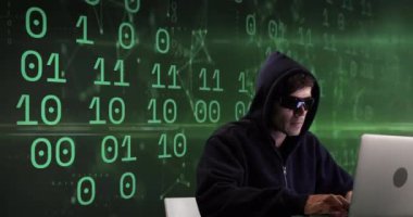 Yeşil arka planda ikili kod üzerinden beyaz erkek hacker animasyonu. küresel internet güvenliği, veri işleme, bağlantılar ve dijital arayüz konsepti dijital olarak oluşturulmuş video.