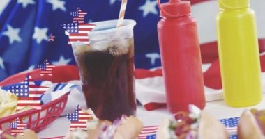 Sosisli sandviçlerin üzerinde Amerikan bayrakları olan yıldızlar. Başkanlık Günü, bağımsızlık günü ve dijital olarak üretilen Amerikan vatanseverliği konsepti.