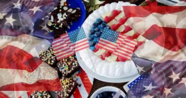 Kek ve tatlı üzerine Amerikan bayraklarının animasyonu. Başkanlık Günü, bağımsızlık günü ve dijital olarak üretilen Amerikan vatanseverliği konsepti.