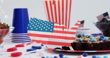 Amerika haritasının Amerika bayrağındaki renkleri pasta ve tatlıların üzerinde canlandırması. Başkanlık Günü, bağımsızlık günü ve dijital olarak üretilen Amerikan vatanseverliği konsepti.