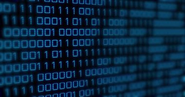 Siyah arkaplanda değişen mavi ikili kod animasyonu. programlama, bilgisayarlar ve teknoloji konsepti dijital olarak oluşturulmuş video.