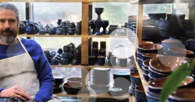 Çömlekçi atölyesinde çalışan beyaz adamın üzerinde parlayan ışığın animasyonu. İşçi Bayramı, iş, işçiler, gelenek ve dijital olarak üretilen video konsepti.