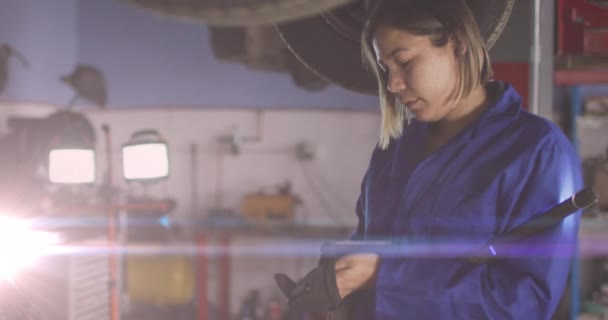 Animation Glowing Light Caucasian Female Car Mechanic Working Workshop Labor — Stockvideo
