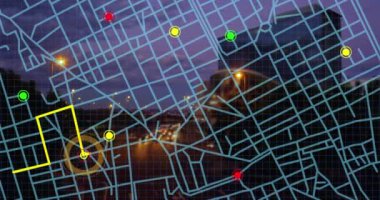 Gece şehir trafiğinin hava görüntüsüne karşı navigasyon haritası şeması. gps ve navigasyon kavramı