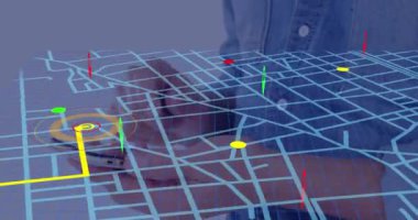 Navigator, akıllı telefon kullanan bir adamın orta kesimine karşı navigasyon haritası şeması üzerinde. gps ve navigasyon kavramı