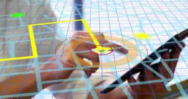 Dijital tablet kullanan birinin orta kesimine karşı navigasyon haritası şeması. gps ve navigasyon kavramı